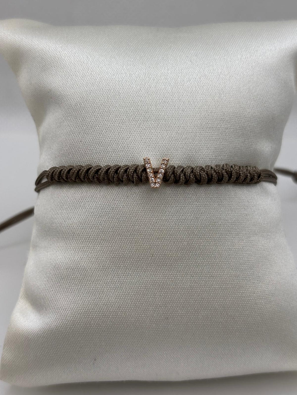 Bracciale cordino con lettera V
